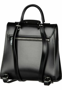 Sac à dos en cuir noir avec une texture lisse, poche avant zippée, bandes réglables et poignée supérieure, arborant un design minimaliste et des accessoires en métal argenté.