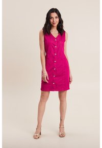 Fuchsias Ärmelloses Kleid mit Knopfleiste, V-Ausschnitt und zwei Seitentaschen. Es hat eine glatte Textur und eine taillierte Silhouette.