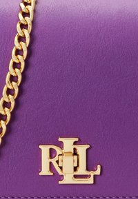 Lauren Ralph Lauren LEATHER CROSSBODY TURN-LOCK TECH CASE - Torba preko tijela - purple jasper