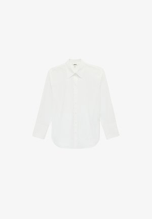 Weißes Langarm-Hemd mit Knopfleiste und spitzem Kragen, flach liegend vor weißem Hintergrund dargestellt.