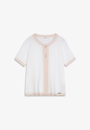 Biele krátke tričko s ružovým lemovaním, ktoré má predný otvor v tvare kľúčovej dierky a voľný strih. Mäkká tkanina s minimálnymi detailmi.