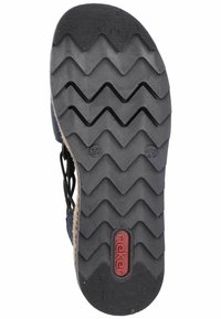 Czarna gumowa podeszwa buta z zygzakowatym wzorem bieżnika, z czerwonym logo i wskaźnikiem rozmiaru. Trwała, teksturowana powierzchnia zapewniająca przyczepność.