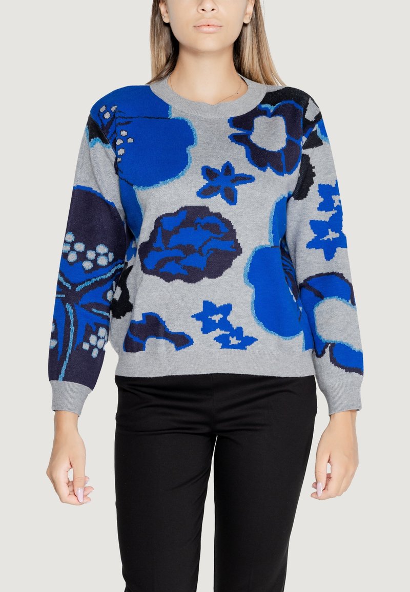 Maglione lavorato a maglia in grigio chiaro con grandi motivi floreali blu. Presenta un collo rotondo e maniche lunghe, realizzato in un tessuto morbido.