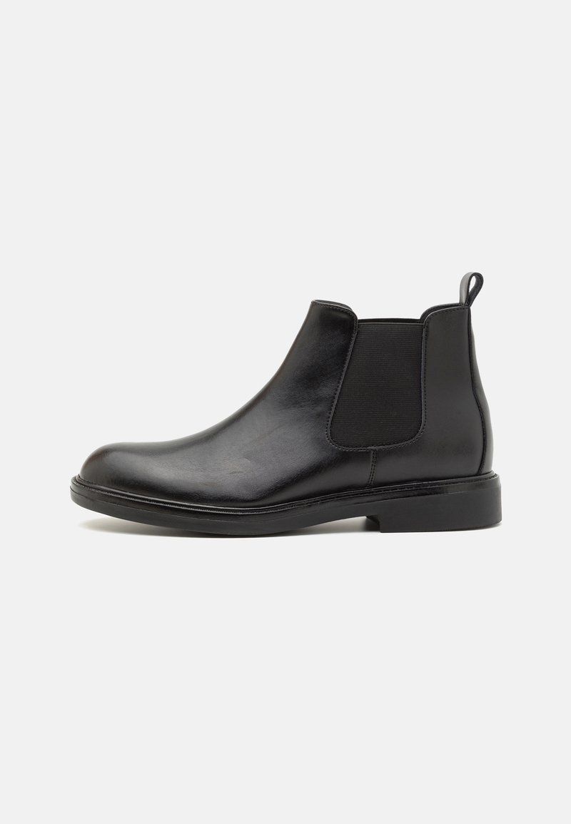 Svart läder Chelsea-boots med elastiska sidopaneler, en slät yta, rund tå och en låg, stabil gummisula.