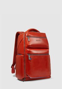 Zaino in pelle rossa con molteplici tasche con zip, spallacci imbottiti e regolabili e un design strutturato con accenti blu.