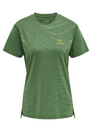 Grøn kortærmet sportst-shirt med diskrete diagonale strukturerede linjer og et lille gult Hummel-logo på venstre bryst.