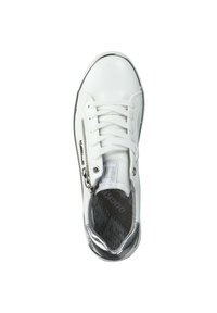Weißer Sneaker mit Schnürung und seitlichem Reißverschluss, ausgestattet mit einem metallic silbernen Akzent an der Ferse und einer gemusterten grauen Innensohle. Glatte Textur.