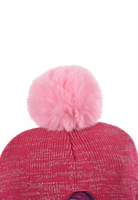 Gorro de punto rosa con un pompón esponjoso rosa en la parte superior. Presenta hilos metálicos entrelazados en la tela para añadir textura.