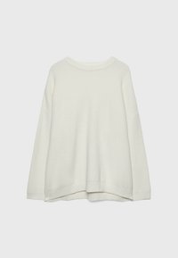Pull en maille de couleur crème avec manches longues et encolure ronde, présenté sur un fond clair uni.