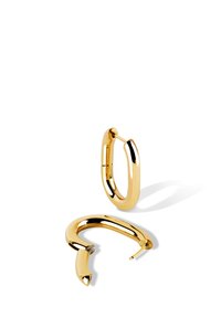 Orecchini a cerchio in oro con un design elegante e arrotondato e una finitura lucida. Un orecchino è parzialmente aperto, mostrando un dettaglio della cerniera.