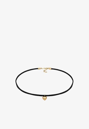 Sort choker halskæde lavet af glat stof med et lille guldhjerte vedhæng, der har en guldkrog og forlængerkæde til justerbar længde.