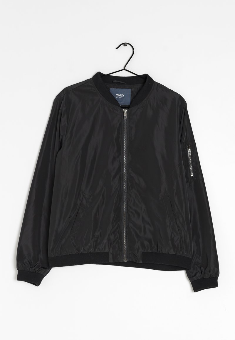 Veste bomber noire avec une fermeture éclair frontale, des poignets côtelés, des poches latérales et une poche zippée sur la manche. Fabriquée en matériau lisse et brillant.