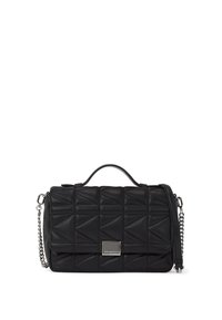 Borsa a tracolla in pelle nera con un motivo triangolare trapuntato, hardware argentato, tracolla a catena staccabile e manico superiore per diverse opzioni di trasporto.