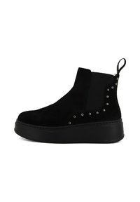 Stivaletti neri in suede con suola a piattaforma, pannelli laterali elastici e borchie metalliche lungo il lato. Punta rotonda e linguetta sul retro.