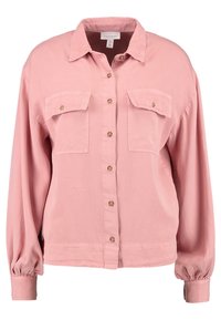 Camicia di cotone rosa con maniche lunghe, chiusura con bottoni sul davanti, due tasche sul petto e una vestibilità comoda. Presenta un colletto strutturato e polsini arricciati.