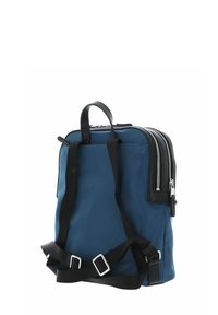 Sac à dos en nylon marine avec accents en cuir noir, compartiments à double fermeture éclair, bretelles noires réglables et une poignée supérieure pour le transport.