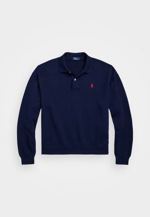 Marinblå långärmad polo skjorta i bomull, har en tvåknappsgylf, ribbade muddarna och en röd broderad logotyp på bröstet.