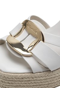 Sandali wedge bianchi con suola in espadrille texture, dotati di una fibbia dorata lucida e fasce di pelle sovrapposte.