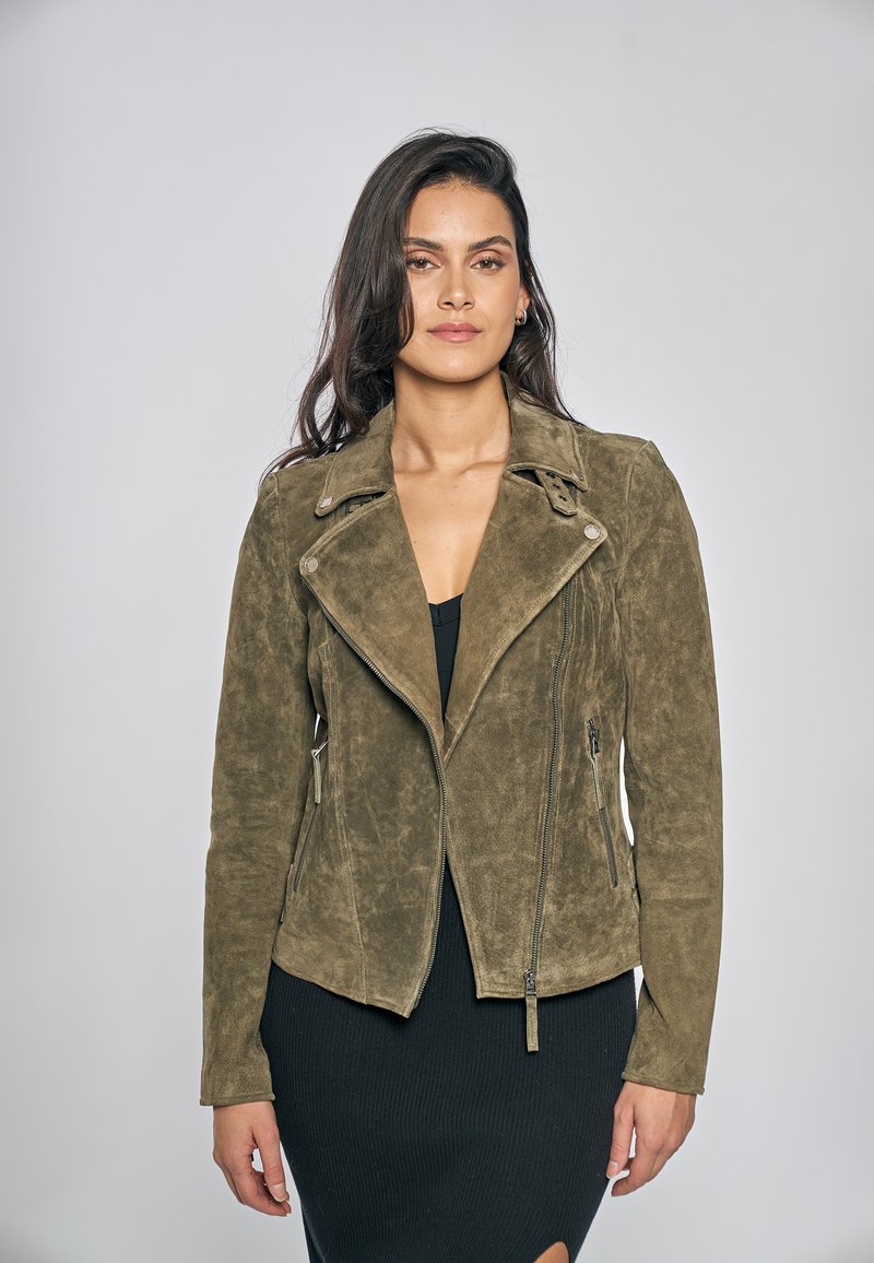 Olivgrön mockajacka i bikerstil med dragkedjeförsedda sidofickor, bred krage och asymmetrisk stängning; slät textur och figursydd design.