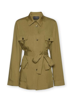 Giacca verde oliva con maniche lunghe, chiusura con bottoni, quattro tasche con pattina e cintura in vita annodata.