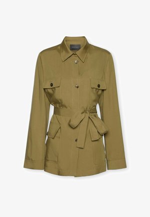 Giacca verde oliva con maniche lunghe, chiusura con bottoni, quattro tasche con pattina e cintura in vita annodata.