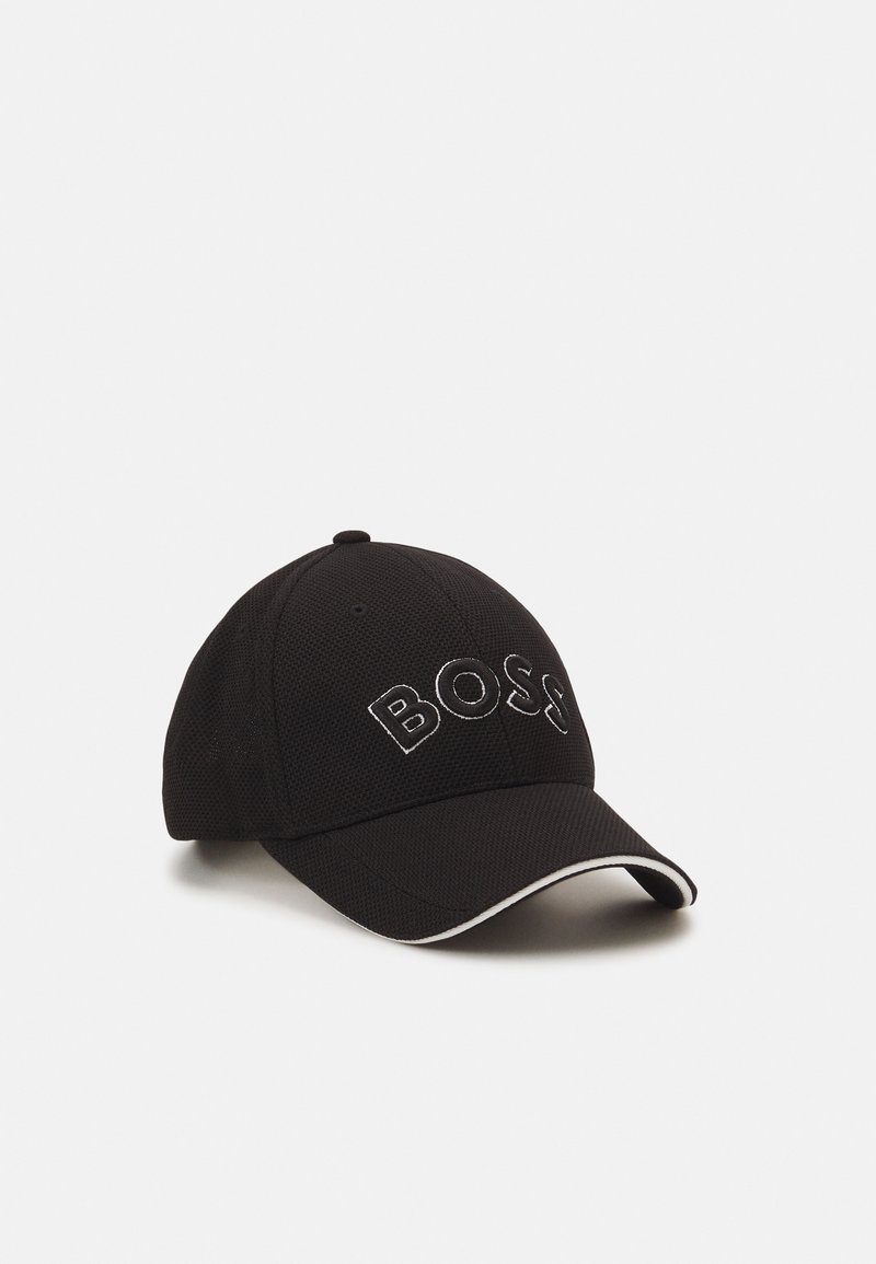 Casquette de baseball noire texturée avec une visière incurvée bordée de blanc et « BOSS » brodé en grandes lettres blanches à l’avant.