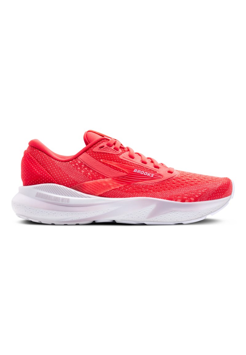 Scarpe da corsa rosse con tomaia in rete traspirante, colletto imbottito e suola leggera bianca con dettagli testurizzati. Logo Brooks visibile.
