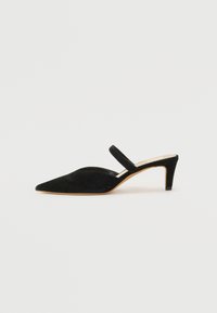 Pump slingback in camoscio nero con punta affusolata, tacco basso e una sottile fascia alla caviglia. Texture liscia e design minimale.