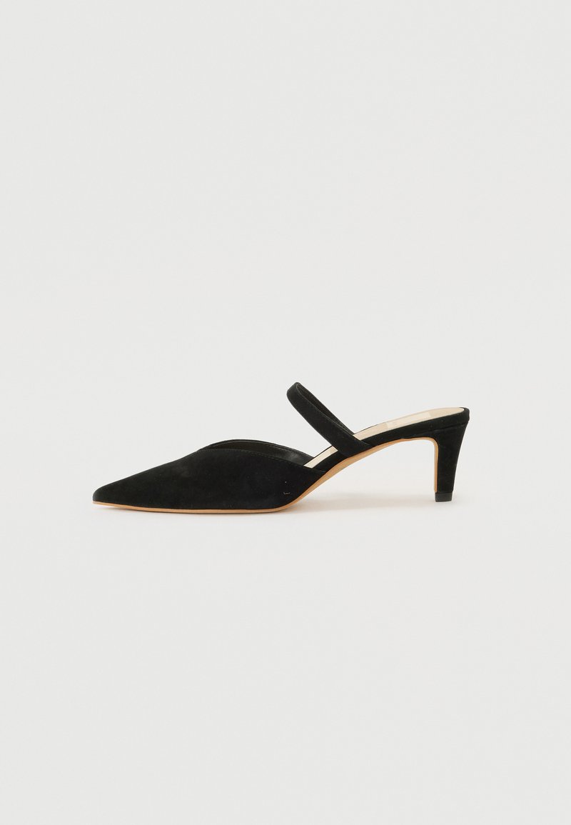 Pump slingback in camoscio nero con punta affusolata, tacco basso e una sottile fascia alla caviglia. Texture liscia e design minimale.