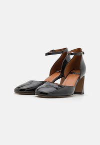 ÁNGEL ALARCÓN Classic heels - black