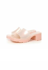Doorzichtige plastic schuifsandalen met een ronde, brede band en een roze blokhak. De zool heeft een gestructureerd grippatroon voor meer traction.