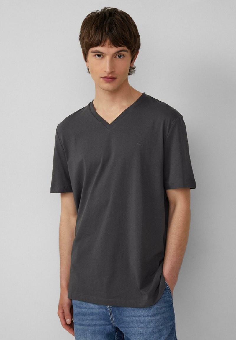 Węgorzysty szary t-shirt typu V-neck wykonany z miękkiej bawełny, z krótkimi rękawami i luźnym krojem. Subtelny detal z logo na piersi.