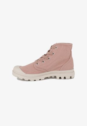 Bottines en toile rose avec bout en caoutchouc blanc et semelle texturée, dotées d'œillets pour les lacets et d'une cheville rembourrée pour le confort.
