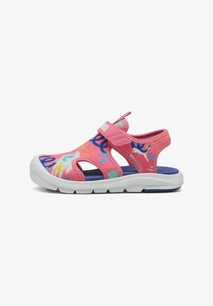 Sandal rosa con design a ritagli, cinturino regolabile, motivo floreale colorato, suola bianca, fondo texturizzato e estetica sportiva.