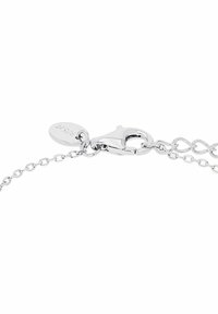 Pulsera de cadena de plata con un cierre de langosta, que presenta una etiqueta ovalada texturizada marcada con .925. Los eslabones son redondos y entrelazados.