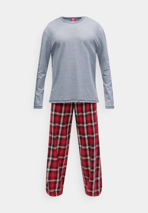 Γκρι πουκάμισο με μακριά μανίκια και στρογγυλή λαιμόκοψη, σε συνδυασμό με πιτζάμες κόκκινου και μαύρου καρό. Μαλακό ύφασμα, άνετη εφαρμογή και ομαλή υφή.