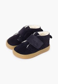 Černé semišové kotníkové boty s suchým zipem a měkkou podšívkou, s gumovou podrážkou a zaoblenou špičkou.