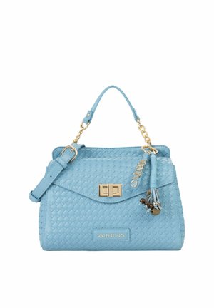 Sac à main Valentino en cuir tissé bleu clair avec poignée chaîne dorée, bandoulière ajustable, fermeture à verrou rotatif et pendentif à pampilles avec perles.