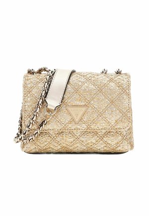 Sac à main tissé beige et or matelassé avec une chaîne et une bandoulière en cuir, avec une plaque triangulaire portant le logo Guess sur le rabat avant.