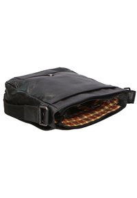 Borsa a tracolla nera in pelle con forma piatta, dotata di un esterno testurizzato e di un rivestimento interno a motivo in rosso e beige.