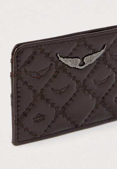 Σκούρο καφέ δερμάτινο πορτοφόλι με επένδυση κεντήματος, διαθέτει ανάγλυφα μοτίβα φτερών και γυαλιστερό φινίρισμα. Κομψό ορθογώνιο σχήμα.