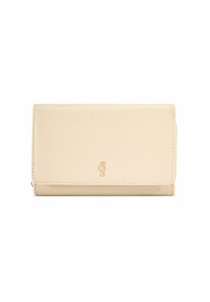 Beżowy portfel z teksturowanej skóry z klapką na zakładkę i małym złotym logo na środku przodu, sfotografowany na białym tle.