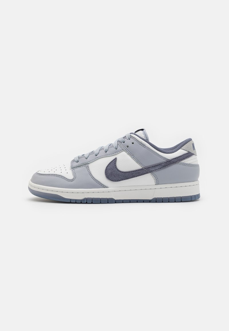 Nike Sportswear - NIKE DUNK LOW RETRO PRM ESS+ - Matalavartiset tennarit - white/light carbon/platinum tint/pure platinum/wolf grey, Suurenna