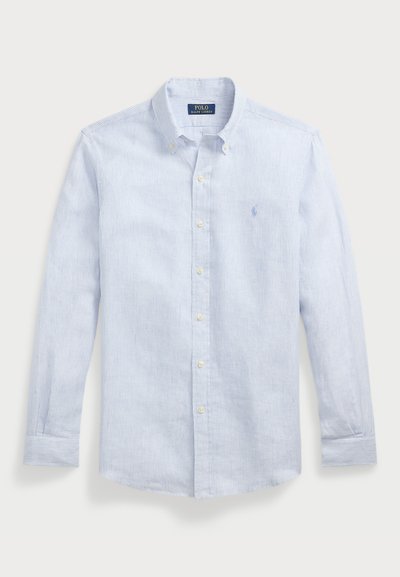 Ανοιχτό μπλε ριγέ μακρυμάνικο πουκάμισο, με κολάρο που κουμπώνει, μπροστινή πλαινά με κουμπιά, μικρό λογότυπο στο στήθος, από βαμβακερό ύφασμα, κομμένη εφαρμογή.