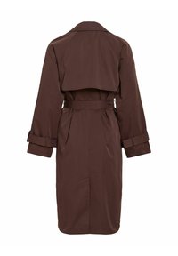 Trench-coat marron présentant un design à double boutonnage, une taille ceinturée, des manches longues avec détails de poignets et une fente au dos pour faciliter les mouvements.