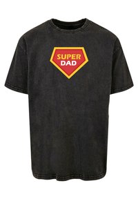 Zwarte katoenen t-shirt met korte mouwen, met een rood en geel "SUPER DAD" logo in de vorm van een schild aan de voorkant.