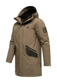 Jachetă izolată maro cu glugă, prezentând un căptușel plușat, buzunare cu fermoar și un patch pe mânecă. Material elegant, rezistent la intemperii.