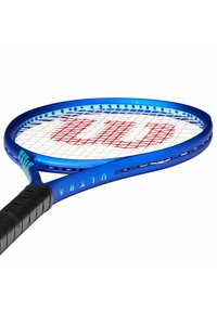 Blaues Tennisschläger mit einem stabilen Rahmen, der ein Netz-Saitenmuster in Weiß und Rot aufweist. Der Griff hat eine strukturierte Oberfläche.