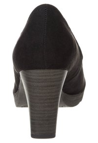 Czarne zamszowe szpilki z zaokrąglonym czubkiem i teksturowanym, szarym drewnianym obcasem. Buty mają gładkie wykończenie i minimalne detale szycia.