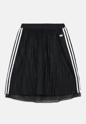 Jupe plissée noire avec taille élastique, logo trèfle Adidas blanc sur la droite, et trois bandes blanches de chaque côté.